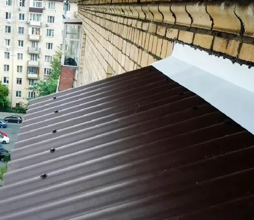 Установка крыши из профлиста над балконом в Москве