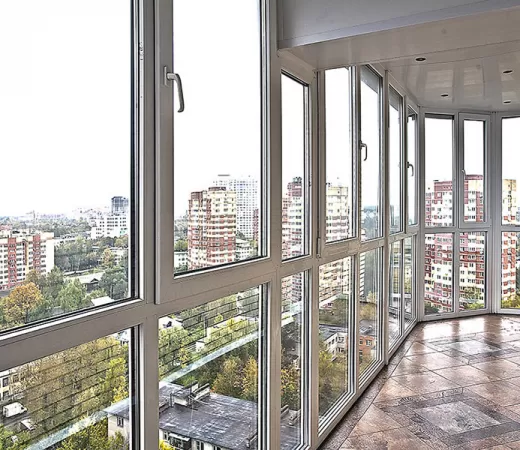 Панорамное остекление балкона на верхнем этаже в Москве