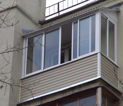 Установка крыши и остекление балкона в Москве