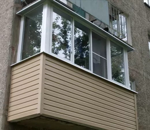 Отделка балкона сайдингом с раздвижным остеклением в Москве