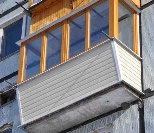 Деревянное остекление балкона с выносом подоконника в Москве