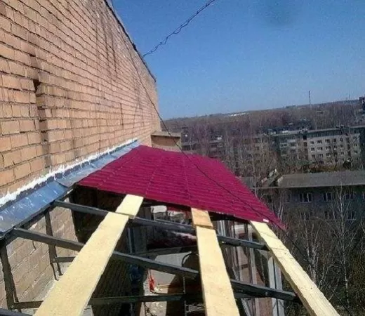 Установка крыши на балкон из черепицы в Москве