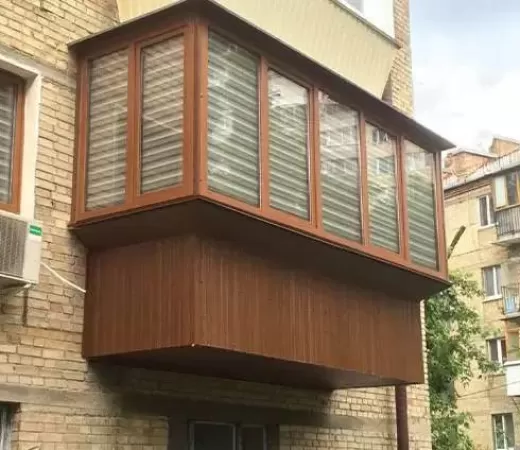 Деревянное остекление балкона с выносом подоконника в Москве