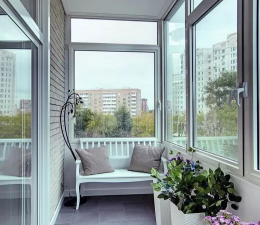 Холодное остекление балкона панорамными окнами в Москве