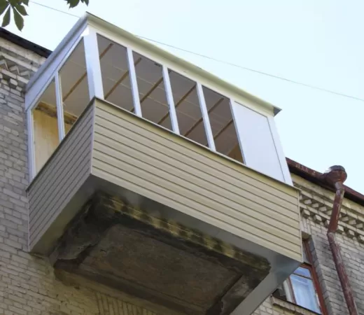 Остекление балкона с выносом подоконника по плите в Москве