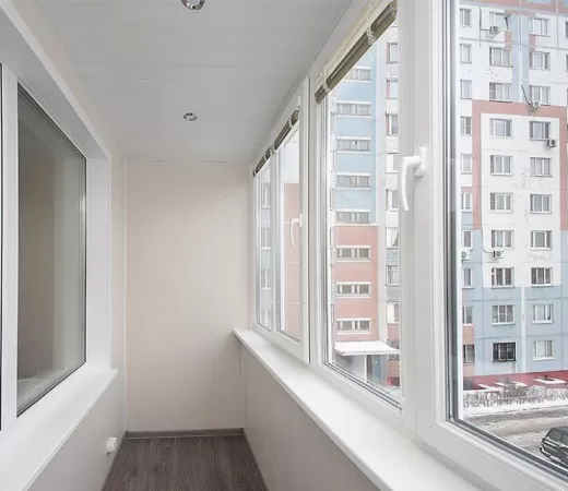 Пластиковое остекление и комбинированная отделка балкона в Москве