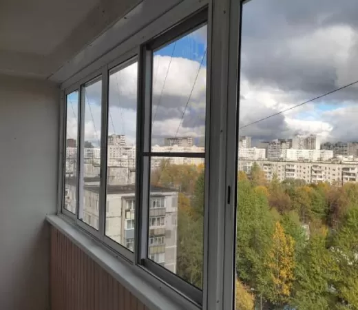 Алюминиевое раздвижное остекление балкона в Москве