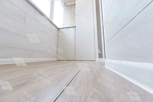 Отделка балкона ламинатом