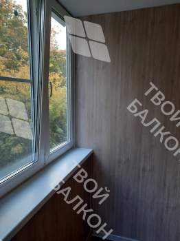 Отделка балкона под ключ ламинатом и натяжным потолком