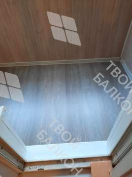 Отделка балкона под ключ ламинатом и натяжным потолком