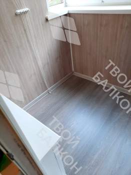 Отделка балкона под ключ ламинатом и натяжным потолком