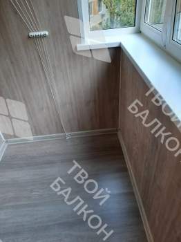 Отделка балкона под ключ ламинатом и натяжным потолком