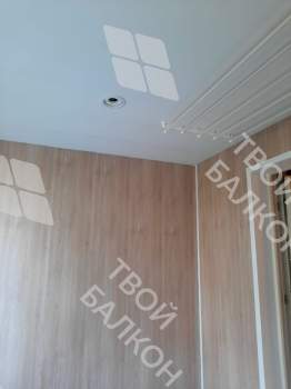 Отделка балкона под ключ ламинатом и натяжным потолком