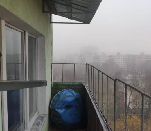 Установка крыши на балконе из профлиста в Москве