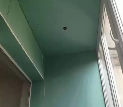 Отделка гипсокартоном стен и потолка на балконе в Москве