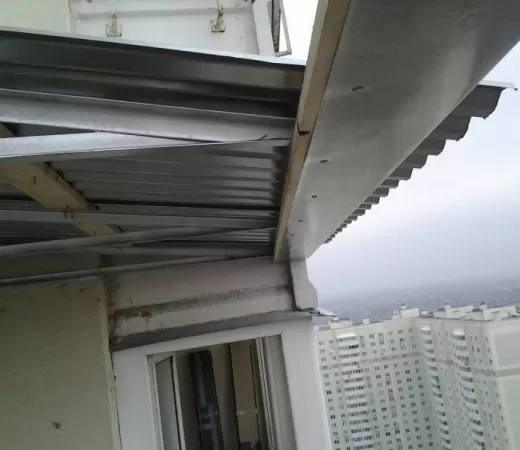 Установка крыши на балконе из профлиста в Москве