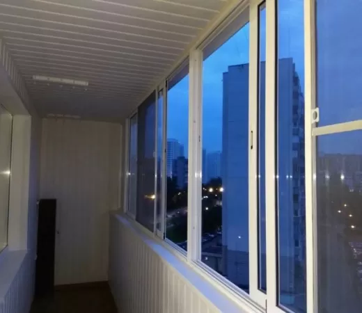 Холодное алюминиевое остекление балкона раздвижными окнами в Москве