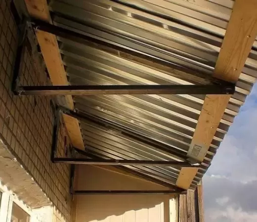 Зависимая крыша на балкон с остеклением в Москве