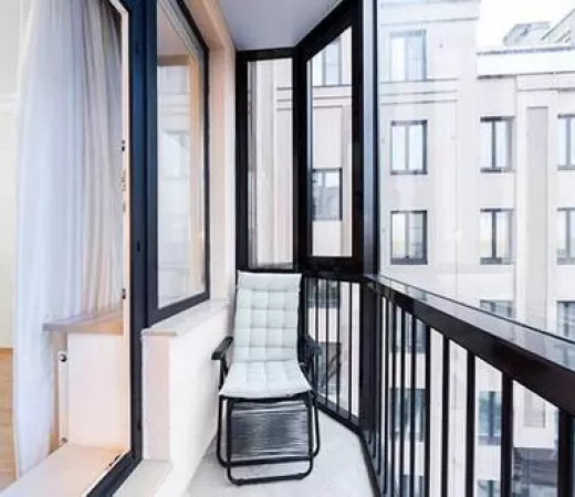 Французское остекление балкона алюминиевыми окнами в Москве