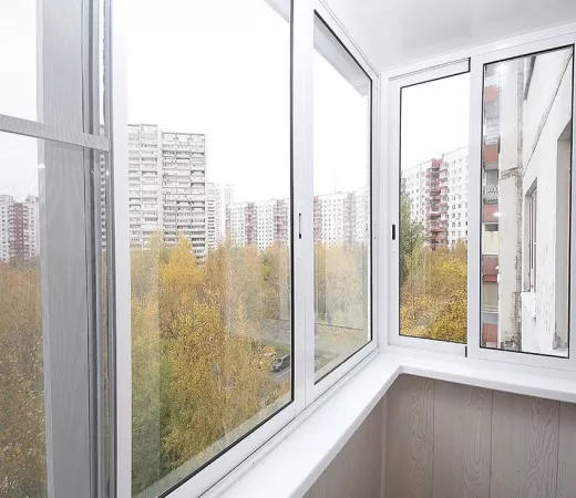 Холодное алюминиевое остекление П-образного балкона в Москве
