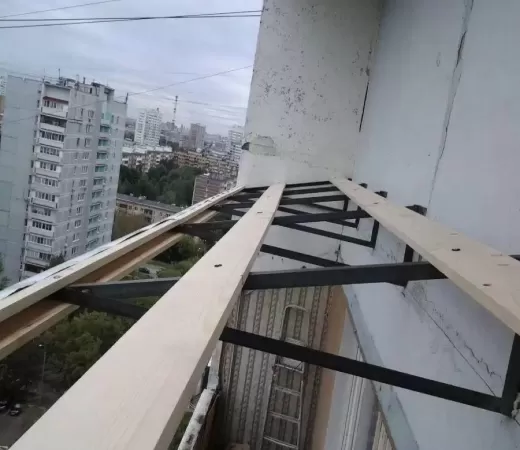 Установка крыши на металлических фермах над балконом в Москве