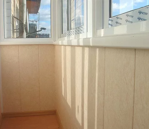 Светлые пластиковые панели для отделки балконов в Москве