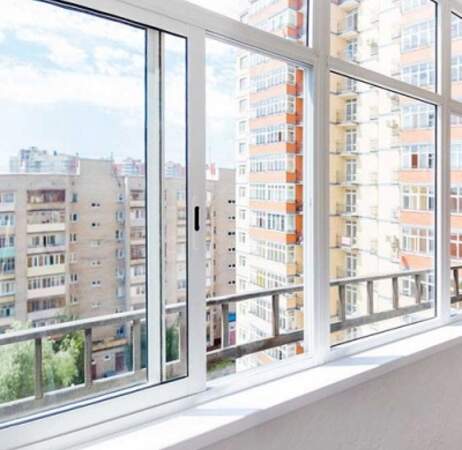 Холодные пластиковые окна для остекления небольшого балкона в Москве