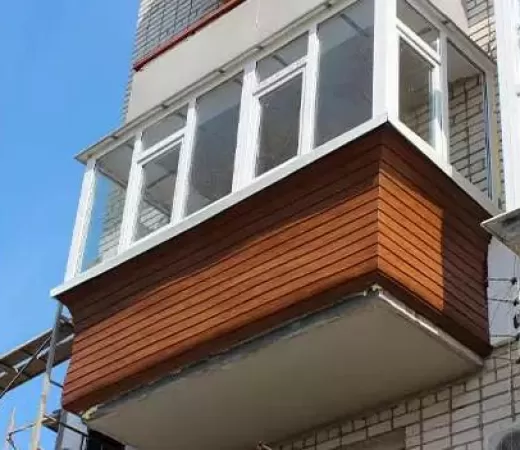 Остекление балконов с выносом подоконника в Москве