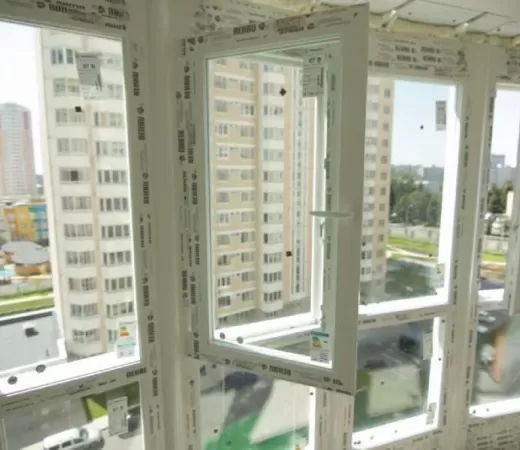 Теплое панорамное остекление лоджии пластиковыми окнами REHAU в Москве