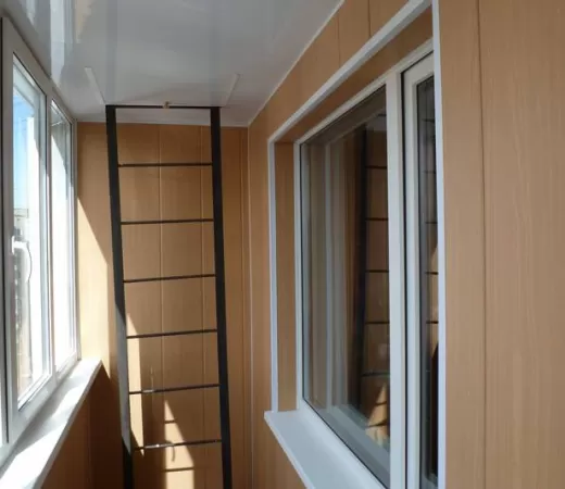 Светлые пластиковые панели для отделки балконов в Москве