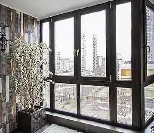 Панорамное остекление коричневыми пластиковыми окнами Рехау на балконе в Москве
