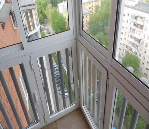 Панорамное остекление узкого балкона в Москве
