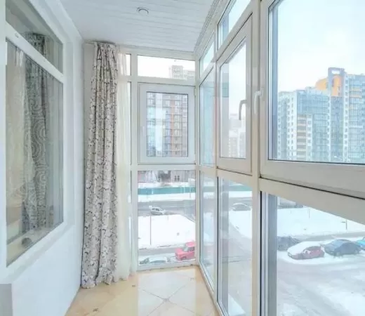 Панорамное холодное остекление балкона раздвижными окнами в Москве