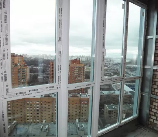 Остекление лоджии панорамными окнами REHAU в Москве
