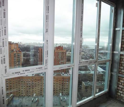 Остекление балкона панорамными пластиковыми окнами Рехау в Москве