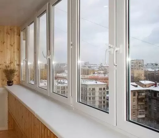 Тёплое остекление ПВХ большого балкона в Москве