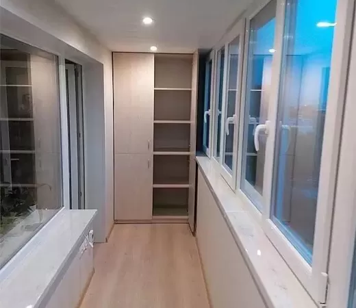 Теплое остекление балкона с установкой шкафа в Москве