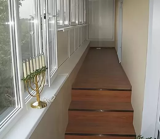 Отделка балконного пространства панелями ПВХ в Москве