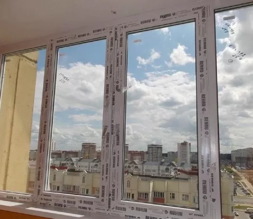 Теплое панорамное остекление лоджии пластиковыми окнами REHAU в Москве