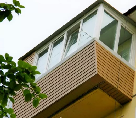 Теплое остекление балкона с монтажом крыши в Москве