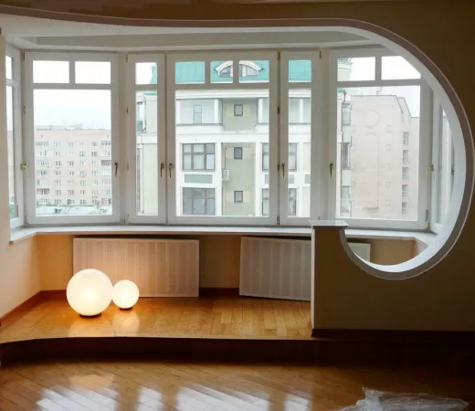 Объединение комнаты с балконом и отделка пространства в Москве