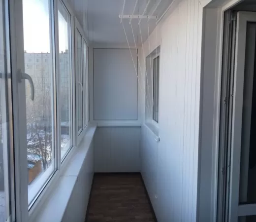 Теплое остекление балкона пластиковыми окнами REHAU в Москве