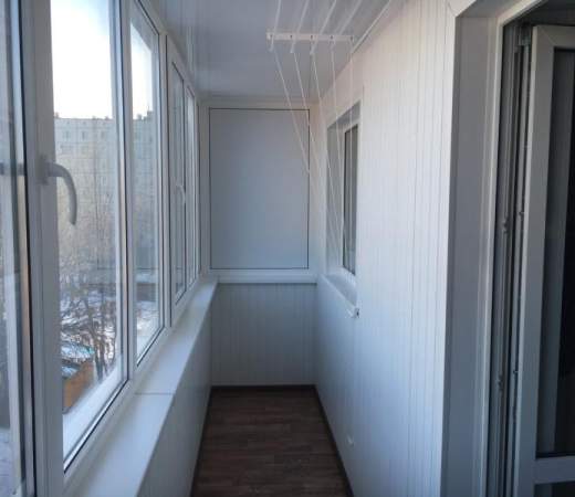 Теплое остекление балкона пластиковыми окнами REHAU в Москве