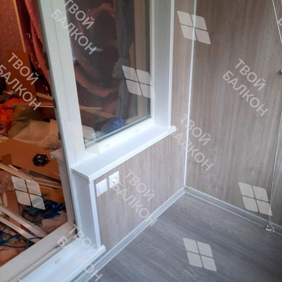 Отделка балкона под ключ ламинатом и натяжным потолком Отделка балкона под ключ ламинатом и натяжным потолком